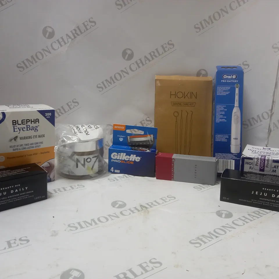 APROXIMATLEY 20 COSMETICS ITEMS TO INCLUDE N07 GORGEOUS GLOW BODY SCRUB (270ml), BEAUTY PIE JEJU DAILY SUPER STEM CELL MOISTURE SHOT SERUM (50ml), ORAL-B PRO BATTERY, ETC