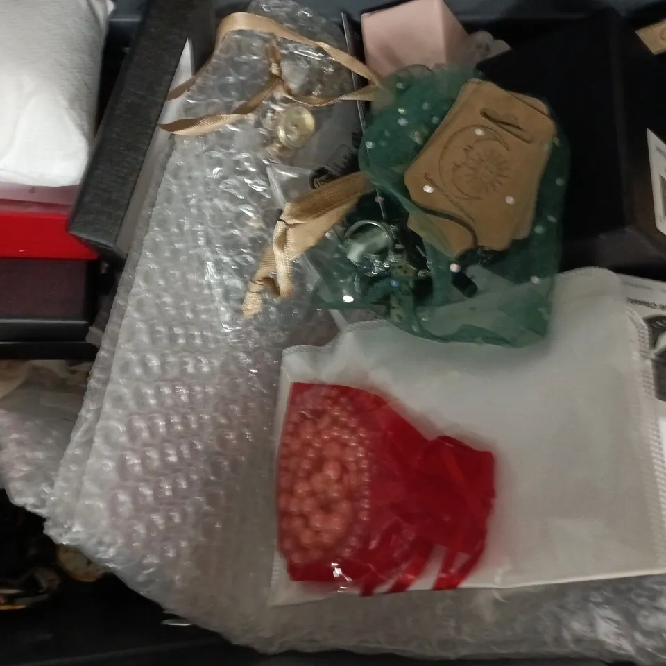 APPROXIMATELY 10 ASSORTED JEWELLERY ITEMS TO INCLUDE WATCHES AND CHAINS, ETC