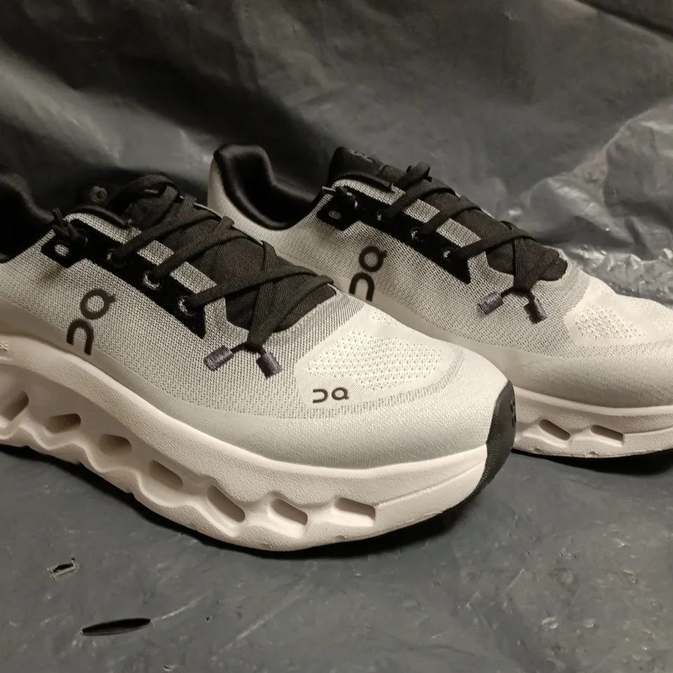 PAIR OF ON CLOUDSURFER TRAINERS IN WHITE/BLACK GRADIENT SIZE UNSPECIFIED