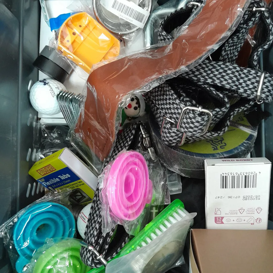 APPROXIMATELY 15 ASSORTED HOUSEHOLD PRODUCTS TO INCLUDE CHOPSTICKS, HOLE PUNCH, PEN SET ETC 