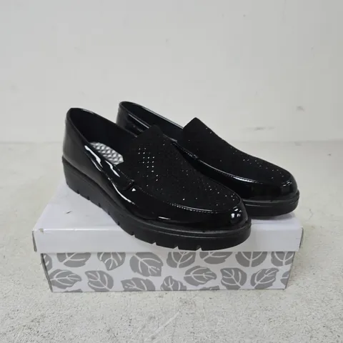 BARBARA BLACK PATENT SLIP-ON LOAFERS – UK 6 (SHOE TREE COMFORT)