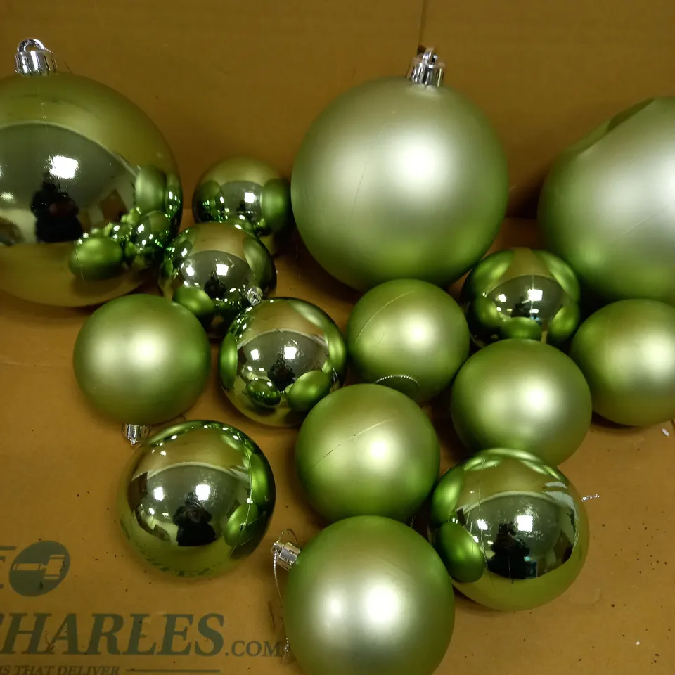 FESTIVE TREE DECORATING BUNDLE  RRP £24.99