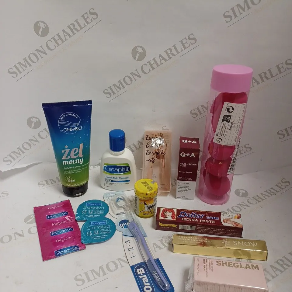 BOX OF APPROXIMATELY 20 ASSORTED HEALTH AND BEAUTY PRODUCTS TO INCLUDE CETAPHIL GENTLE SKIN CLEANER, Q+A HYALURONIC ACID, ORAL-B TOOTHBRUSH ETC