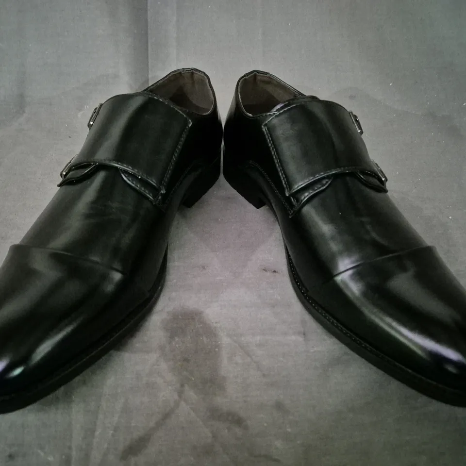 BOXED PAIR OF UNBRANDED SHOES IN BLACK EU SIZE 44