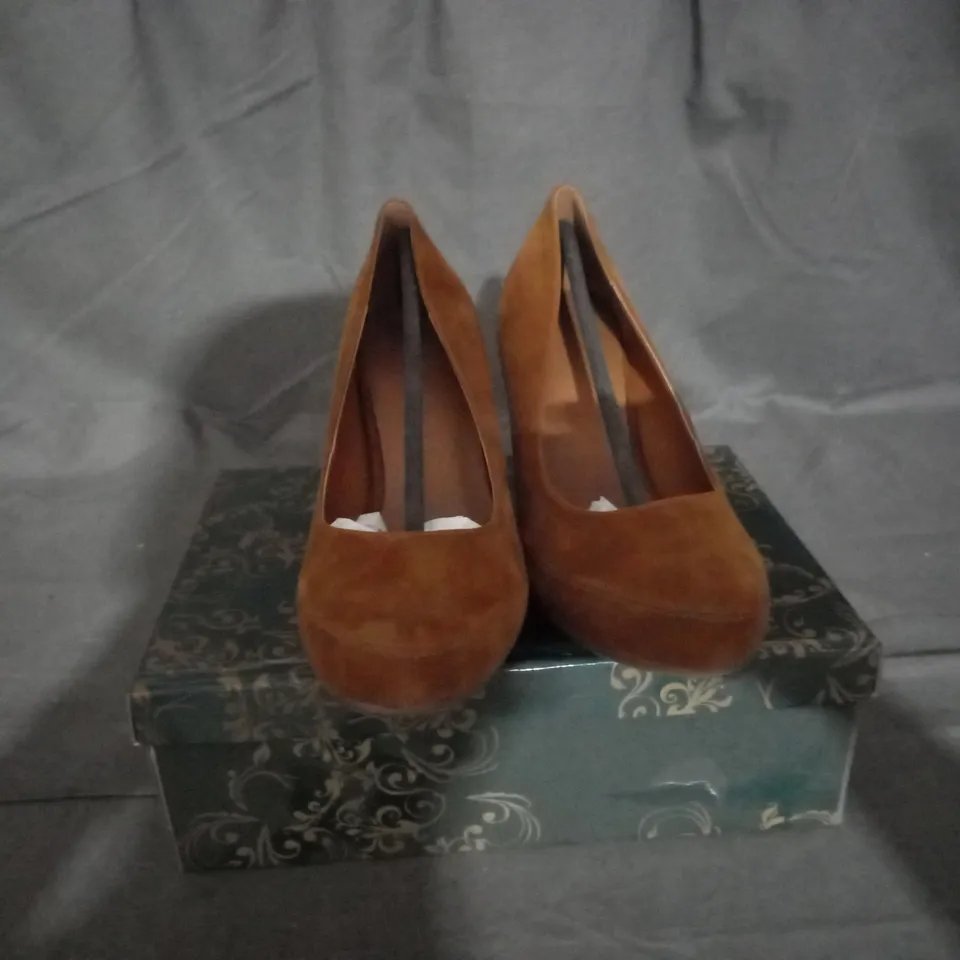 APPROXIMATELY 10 BOXED PAIRS OF CLARA'S BLOCK HEELED SHOES IN OCRE VARIOUS SIZES TO INCLUDE SIZE 36EU