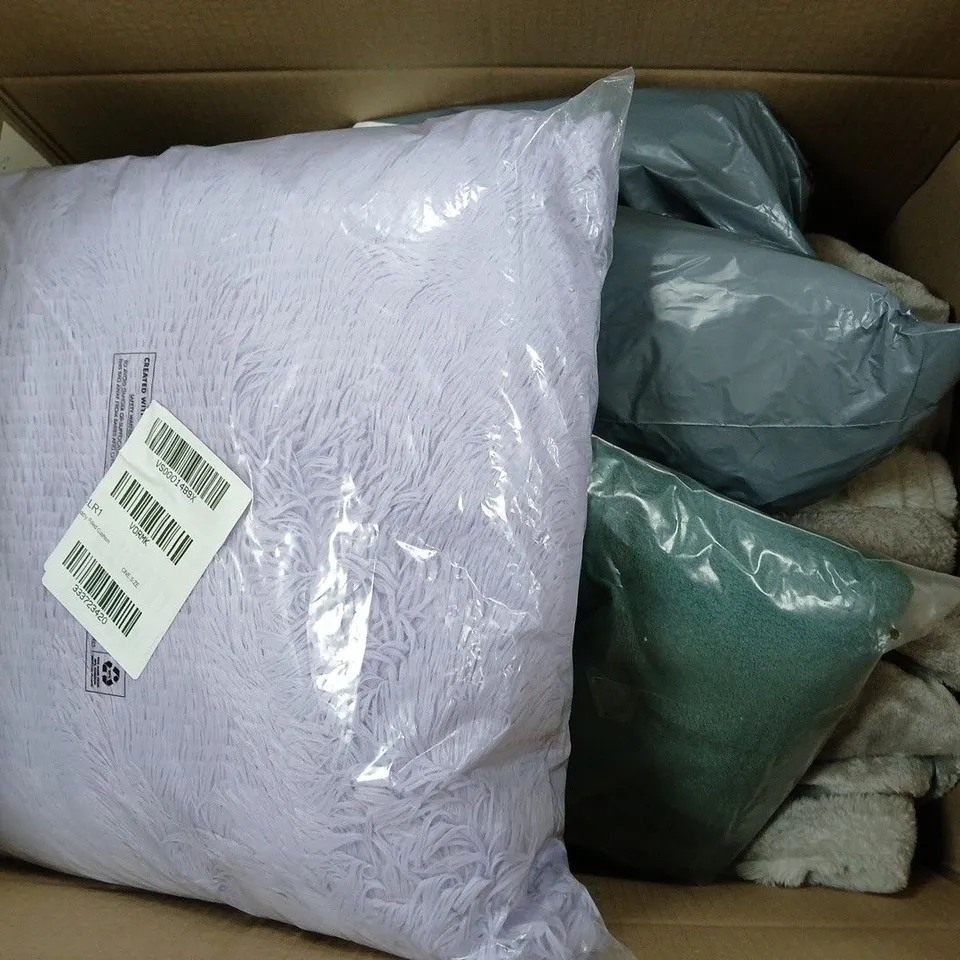 APPROXIMATELY 8 ASSORTED HOUSEHOLD ITEMS TO INCLUDE FAUX FUR THROW, CUDDLY FILLED CUSHIONS, QUICK DRY BATH TOWEL, ETC