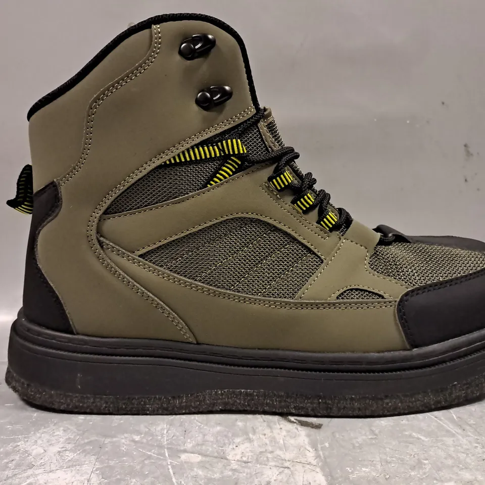 BOXED PAIR OF KYLE BOOKER ANKLE BOOTS IN KHAKI EU SIZE 43