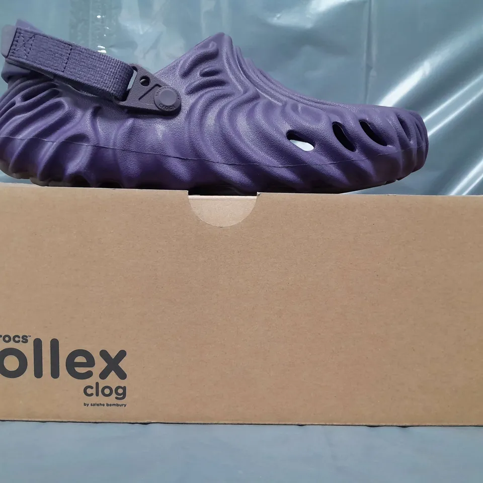 BOXED PAIR OF CROCS SALEHE BEMBURY POLLEX CLOGS IN PURPLE UK SIZE M9/W10