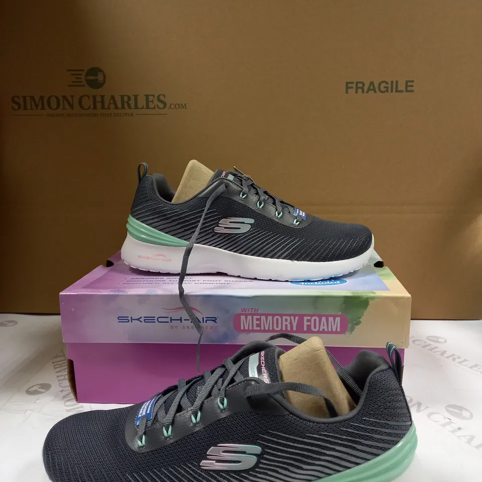 SKETCHERS DYNAMIGHT TRAINER SIZE 6.5