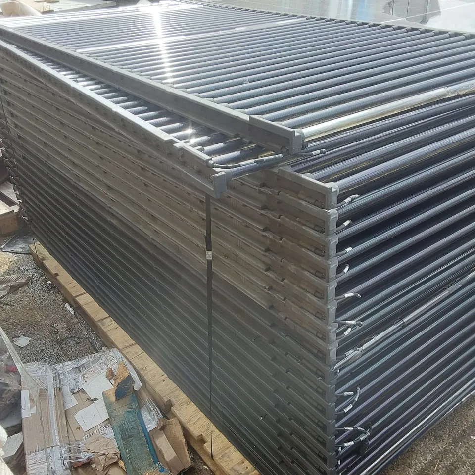 PALLET CONTAINING A LARGE QUANTITY OF SOLAR PANELS