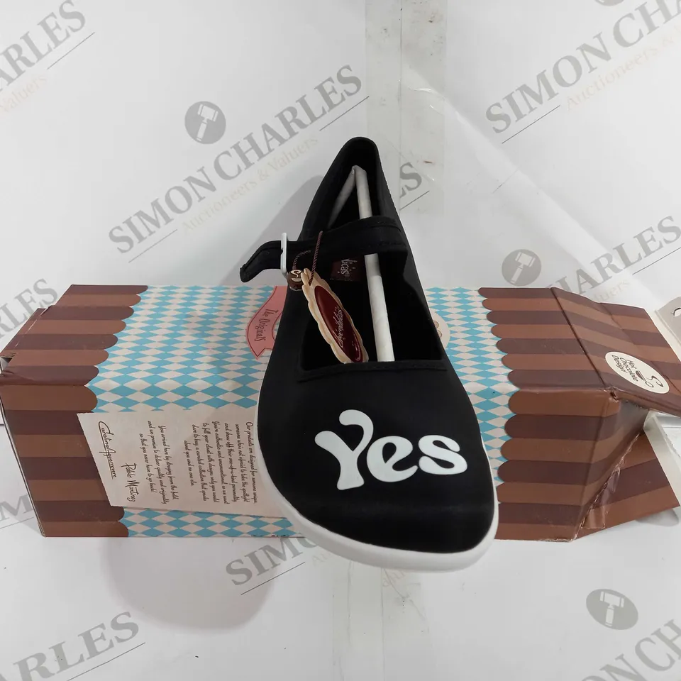 BOXED HOT CHOCOLATE DESIGN THE ORIGINALS FLAT BUCKLE SHOES YES OR NO - US 9