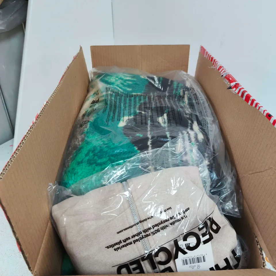 BOX OF APPROXIMATELY 6 ASSORTED CLOTHING ITEMS TO INCLUDE 1/4 ZIP TEDDY FLEECE ETC