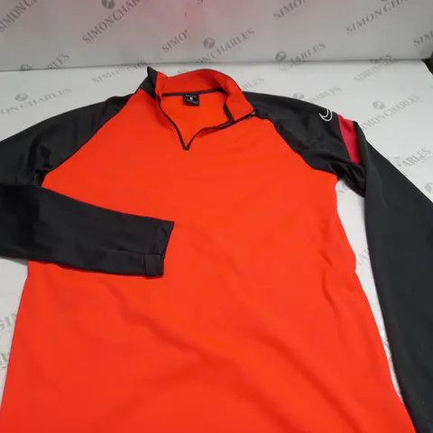 NIKE DRI-FIT 1/4 ZIP TOP - M