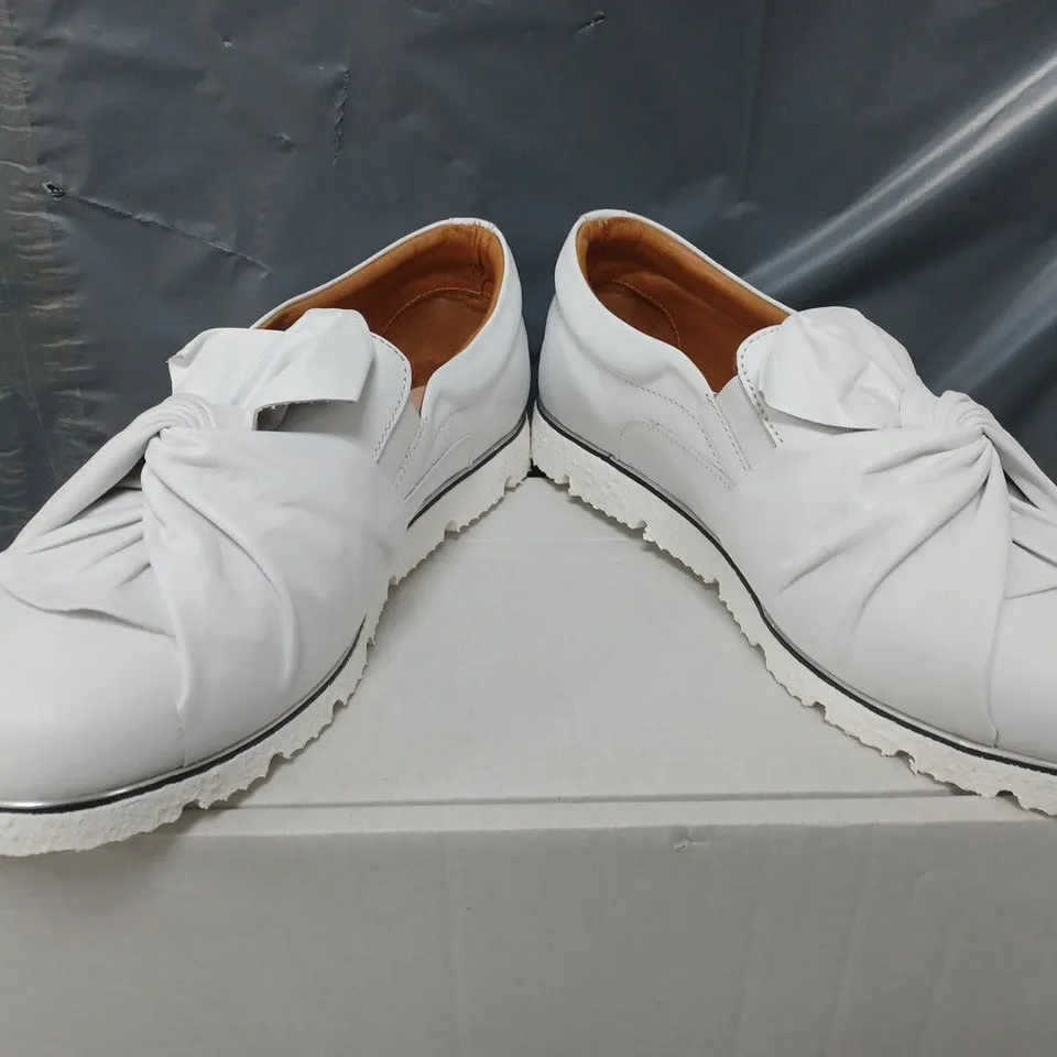 MODA IN PELLE ANETTE LEATHER BOW TWIST UPPER WITH FLEX SOLE TRAINERS IN WHITE - SIZE 7