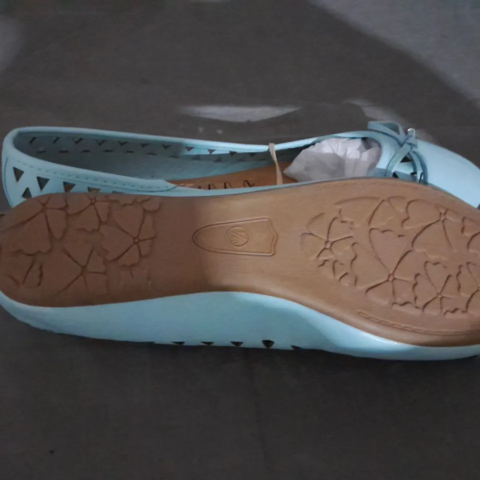 APPROXIMATELY 10 PAIRS OF FLAT SLIP ON SHOES TO INCLUDE SIZE 7