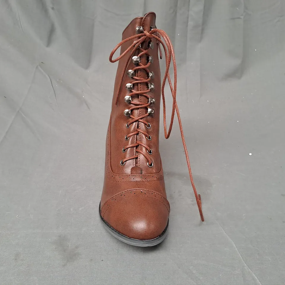 BOXED PAIR OF DESIGNER LOW HEEL ANKLE BOOTS IN BROWN EU SIZE 39