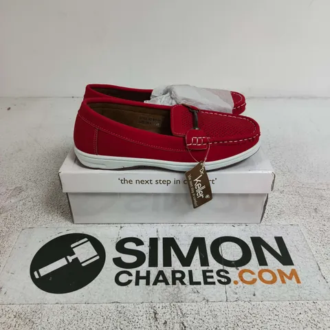 BOXED PAIR OF DR KELLER LADIES COMFORT CASUALS IN RED - SIZE 4