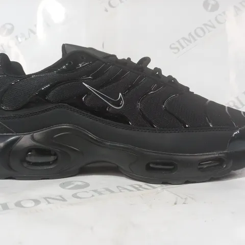 BOXED PAIR OF NIKE AIR TRAINERS IN BLACK EU SIZE 45
