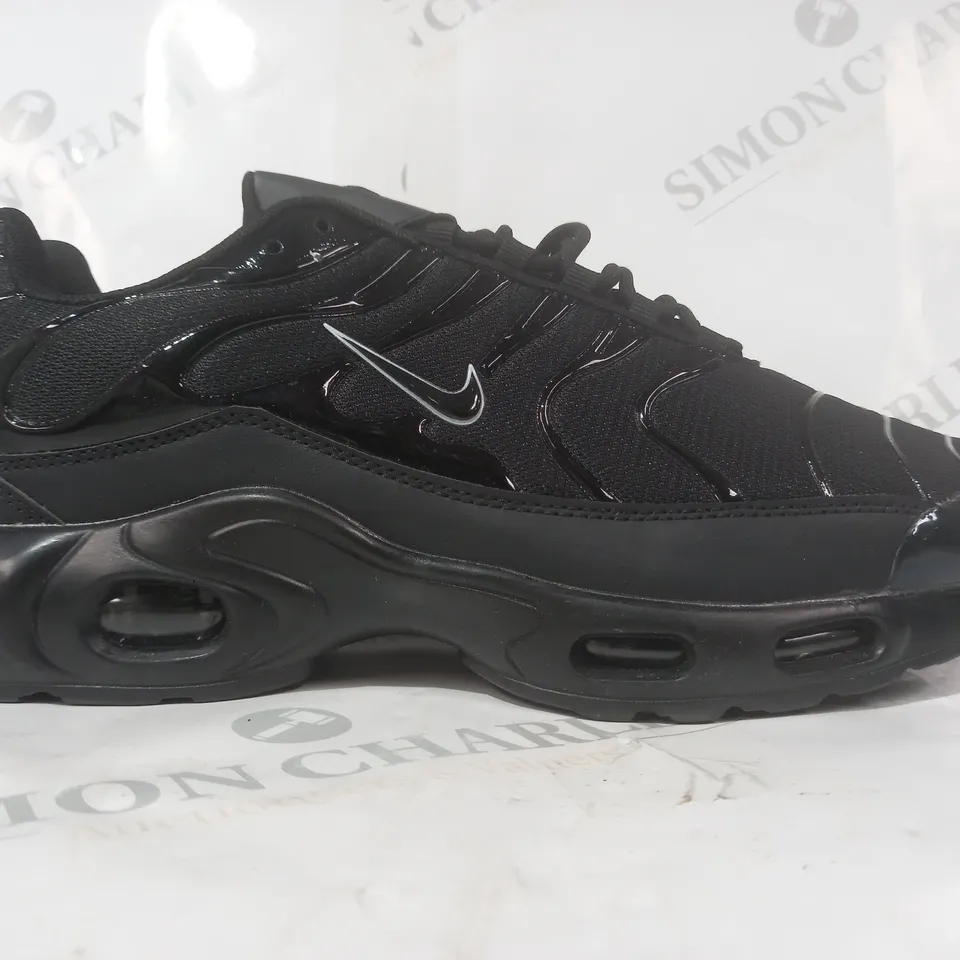 BOXED PAIR OF NIKE AIR TRAINERS IN BLACK EU SIZE 45