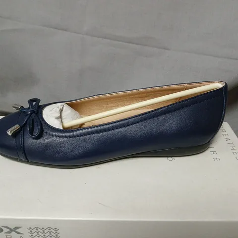 GEOX RESPIRA NAVY LEATHER BALLET FLATS – UK 3.5 (EU 36) WITH BOW