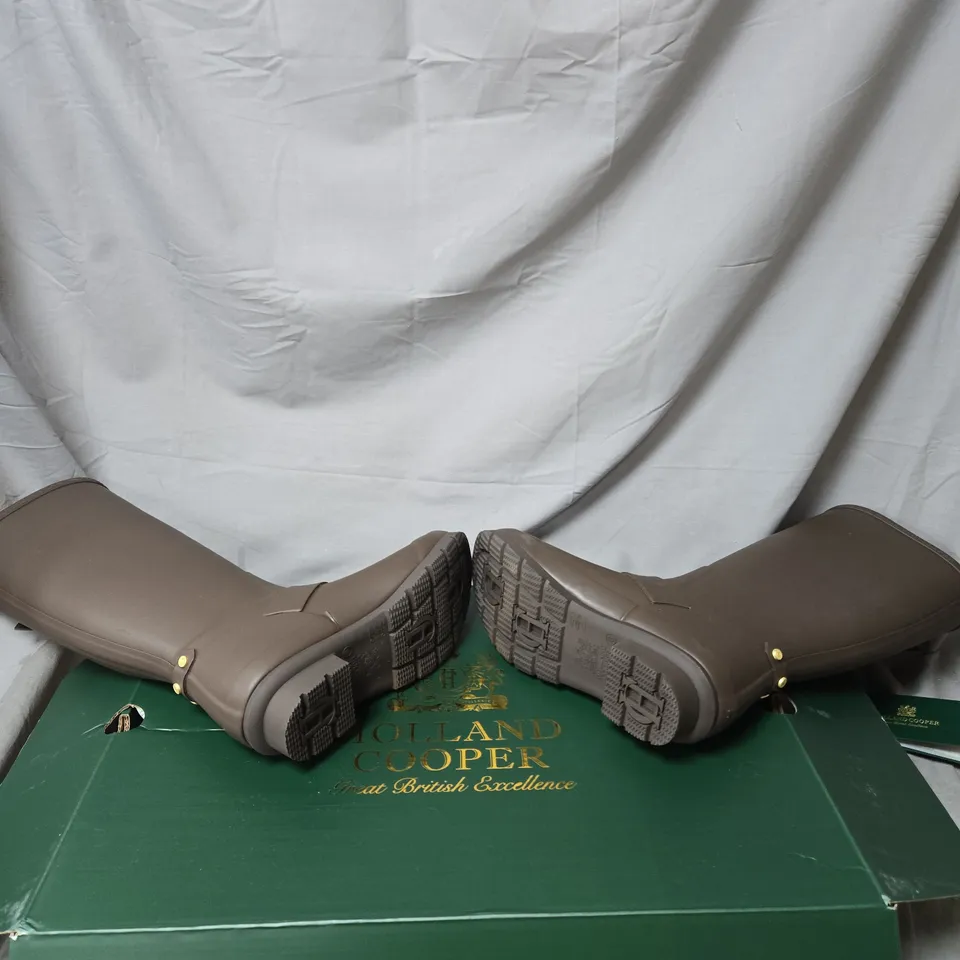 HOLLAND COOPER SHERPA LINED REGENCY WELLINGTON BOOTS – CHOCOLATE MATTE GOLD, UK 6