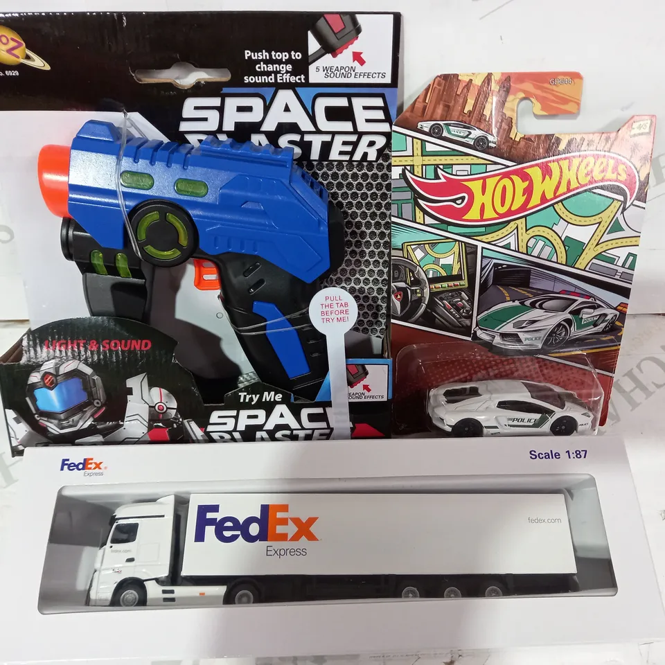 BOX OF APPROXIMATELY 15 ASSORTED HOUSEHOLD ITEMS TO INCLUDE HOT WHEELS CAR, 1:87 SCALE FEDEX TRUCK MODEL, SPACE BLASTER, ETC