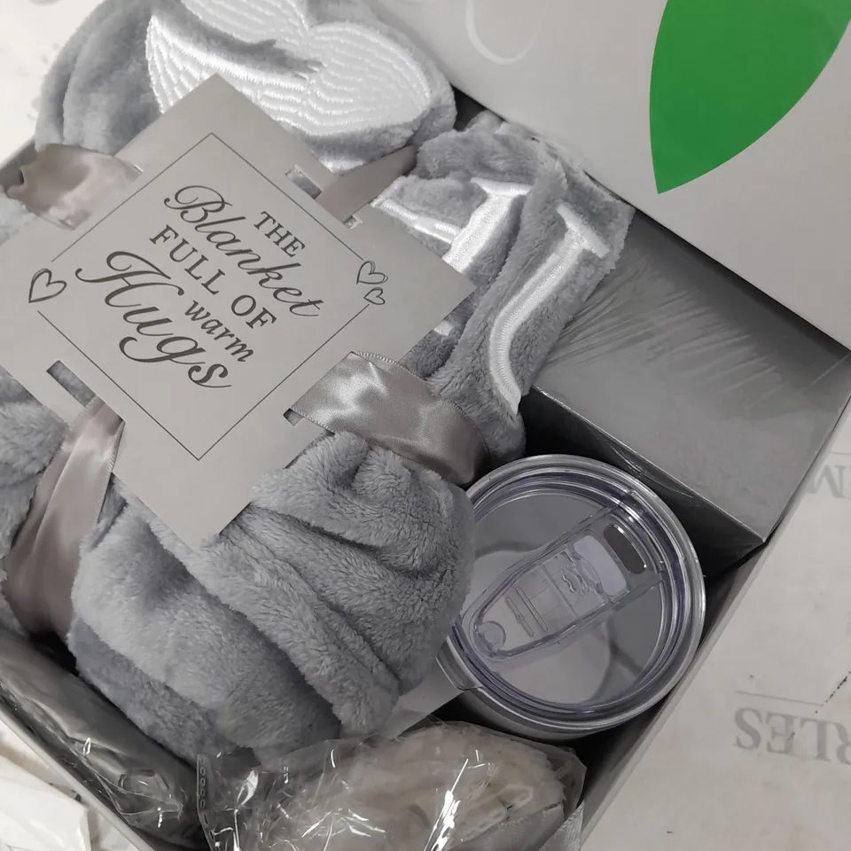 BOX OF ASSORTED ITEMS TO INCLUDE BLANKET, CUP, SOCKS ETC