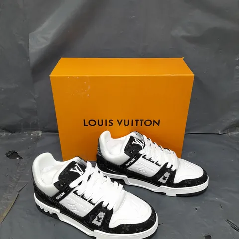 BOXED PAIR OF LOUIS VUITON TRAINER SNEAKERS BLACK/WHITE - 7/41 