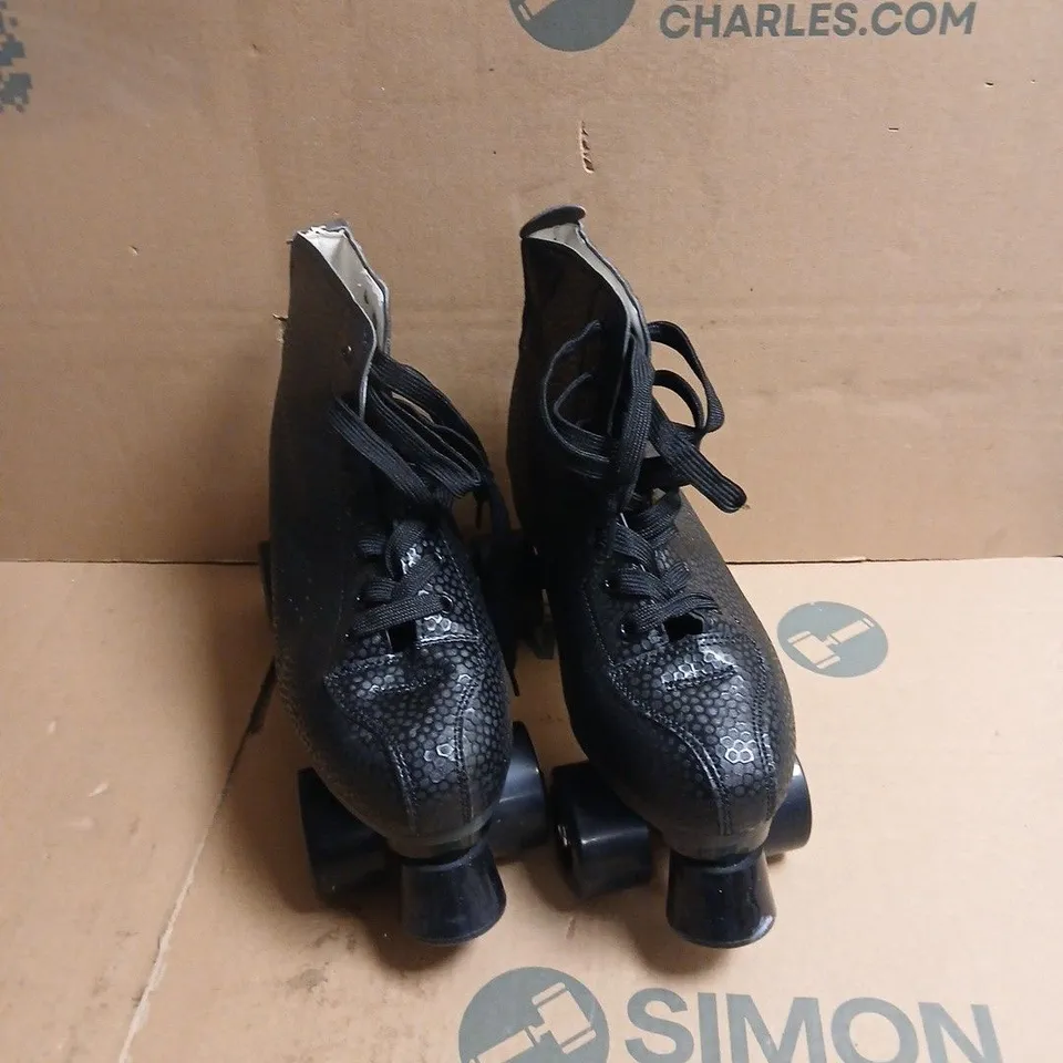 QUAD ROLLER SKATES WITH PROTECTIVE PADS - BLACK IN SPORTS BAG SIZE 41