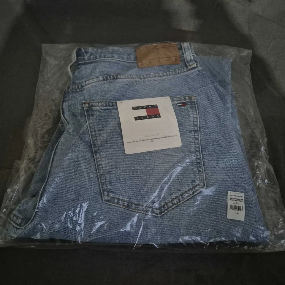 BAGGED TOMMY JEANS LAYLA HR SLIM STARIGHT JEANS IN LIGHT BLUE - 34/32