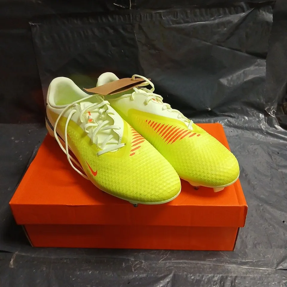 NIKE FOOTBALL BOOTS – NEON YELLOW UK 9