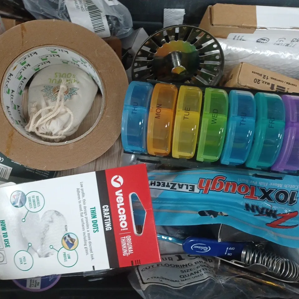 APPROXIMATELY 10 ASSORTED HOUSEHOLD ITEMS TO INCLUDE ADJUSTABLE VENT, ULTRA SLIM VIBRATION ALARM, ETC