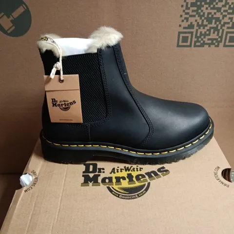 DR. MARTENS 2976 LEONORE BOOTS – BLACK BURNISHED WYOMING LEATHER, UK 6