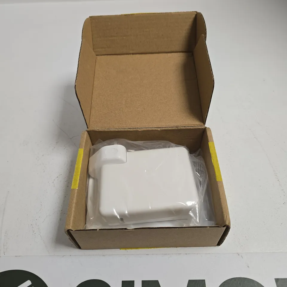 WHITE WALL USB-C CHARGER/ADAPTER IN BOX