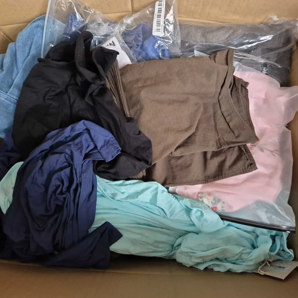 APPROXIMATELY 40 ASSORTED CLOTHING ITEMS IN VARIOUS SIZES, STYLES & COLOURS TO INCLUDE BRANDS SUCH AS BRAVISSIMO, ZARA, BIGDUDE, ETC - COLLECTION ONLY