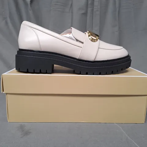 BOXED PAIR OF MICHAEL KORS PARKER LUG LOAFERS IN CREAM US SIZE 8M