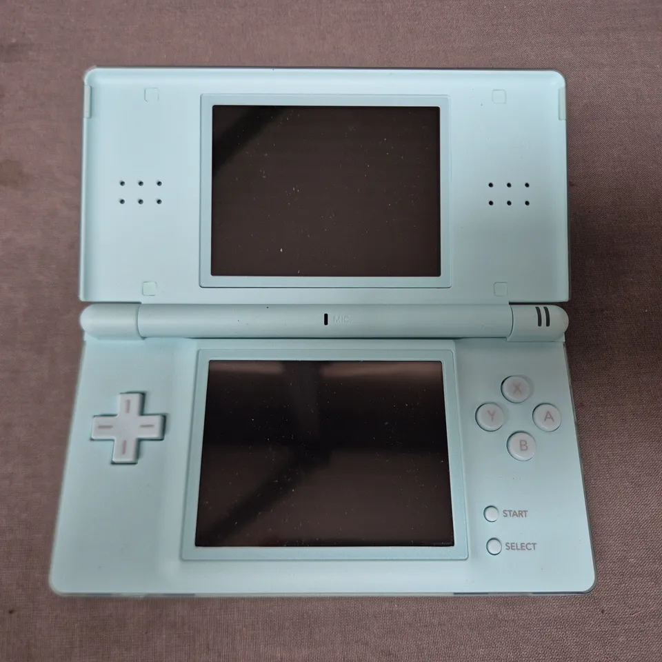 NINTENDO DS LITE HANDHELD GAMES CONSOLE IN LIGHT MINT GREEN