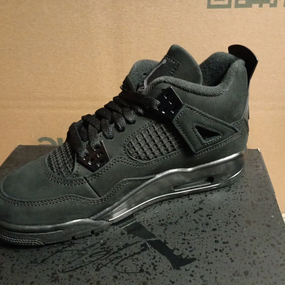 AIR JORDAN 4 RETRO OG GS – BLACK/BLACK-GRAPHITE, UK 4.5 YOUTH (US 5Y)