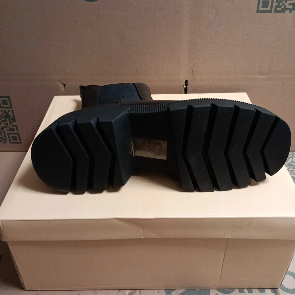 BOXED PAIR OF SIMMI AUSTIN-17 JUDD BLACK CHUNKY CHELSEA BOOTS – UK 6 