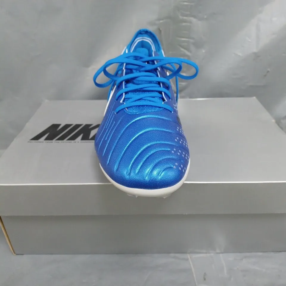 BOXED PAIR OF NIKE LEGEND 10 ELITE FOOTBALL BOOTS IN BLUE/WHITE/BLACK SIZE UK 8.5
