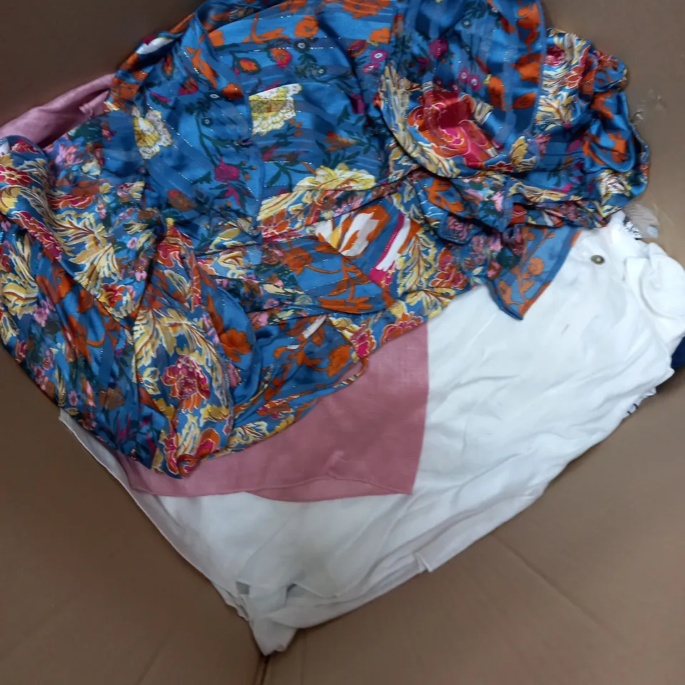 LOT OF APPROX. 10 CLOTHING ITEMS TO INCLUDE DRESSES JUMPERS AND SHIRTS  