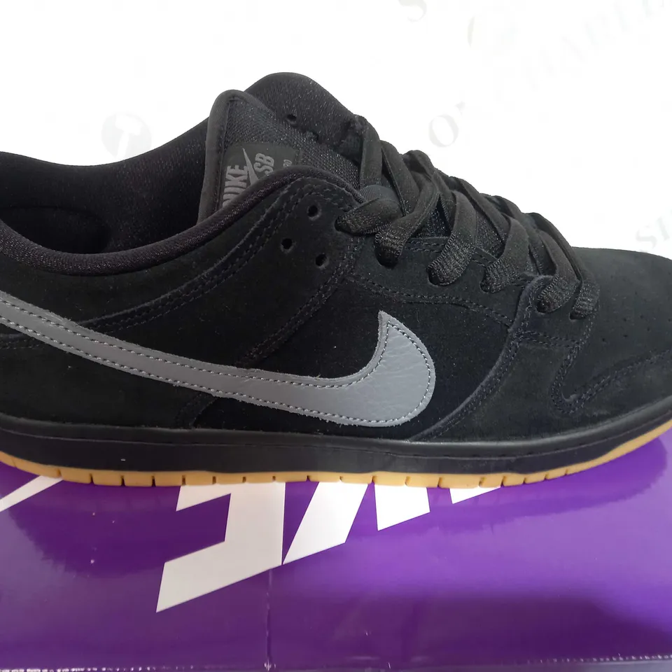 BOXED NIKE SB DUNK LOW PRO IN BLACK/ COOL-GREY SIZE 9