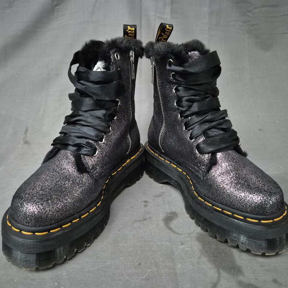 BOXED PAIR OF DR MARTENS JADON ANKLE BOOTS IN BLACK/SILVER W. GLITTER EFFECT UK SIZE 4