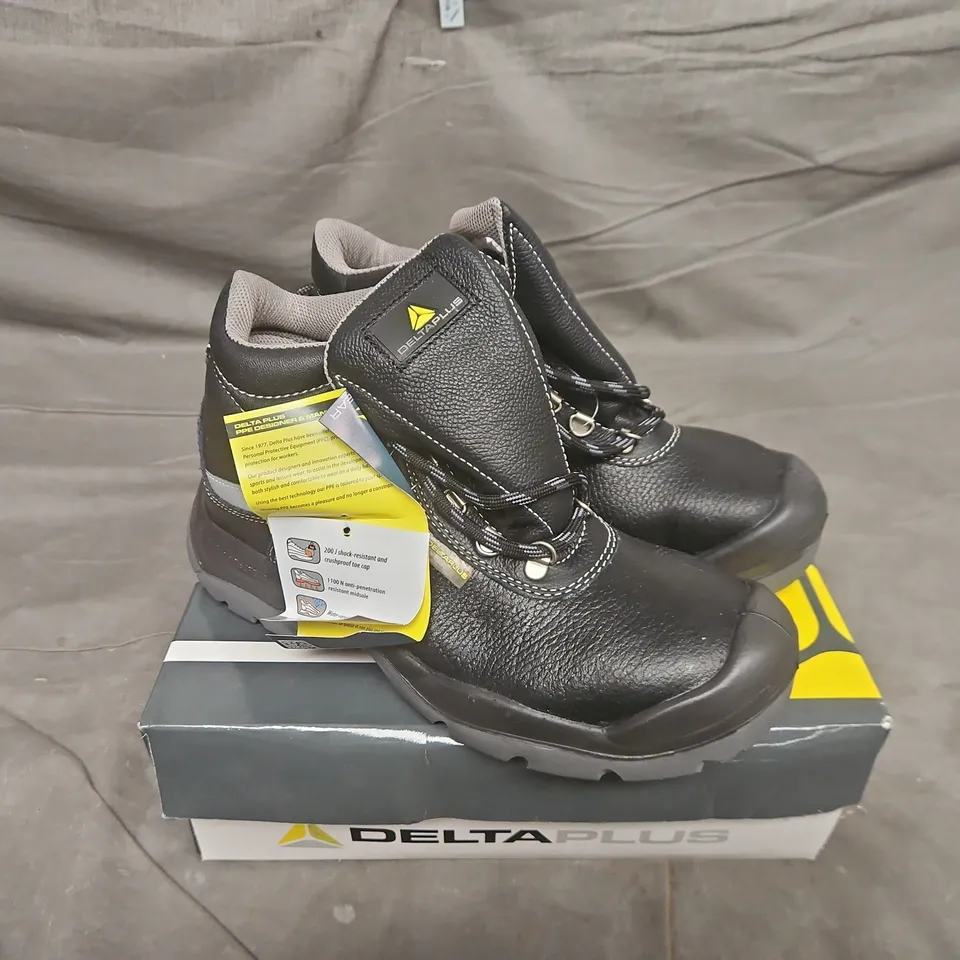 BOXED PAIR OF DELTAPLUS SAULT2 S3 SAFETY BOOTS IN BLACK - UK 6.5