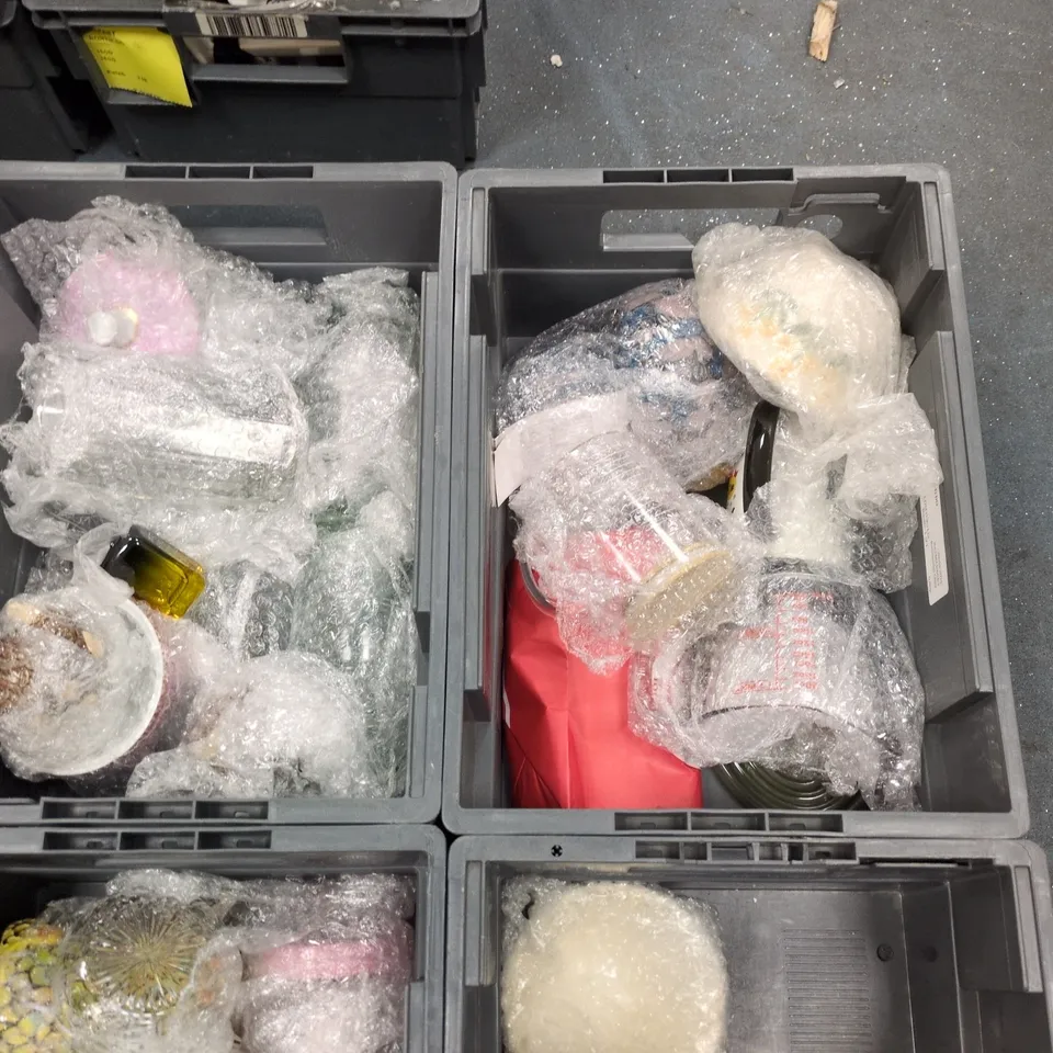LOT OF APPROXIMATELY 25 ASSORTED HOME CERAMIC, GLASS AND PORCELAIN ITEMS TO INCLUDE GLASSES, JUGS AND SELF ADHESIVE GLASS TILES