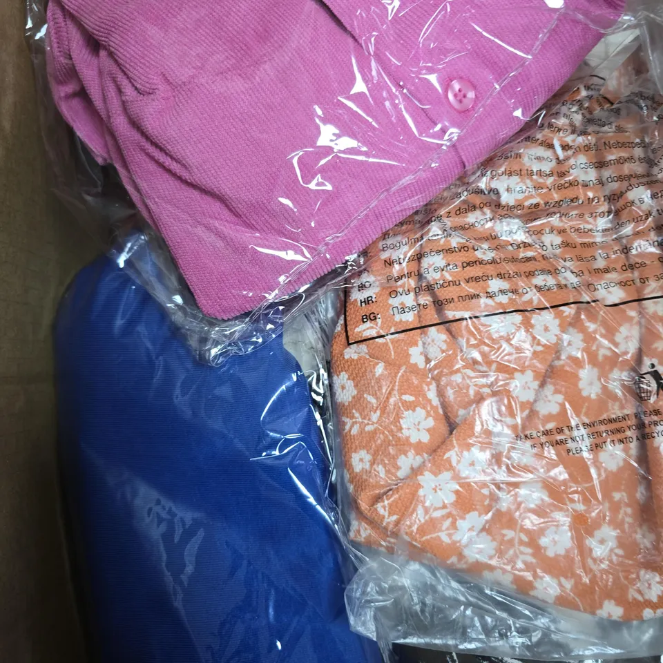 APPROX 20 ASSORTED ITEMS OF CLOTHING IN VARIOUS SIZES TO INCLUDE TOPS, JUMPERS, DRESSES, ETC