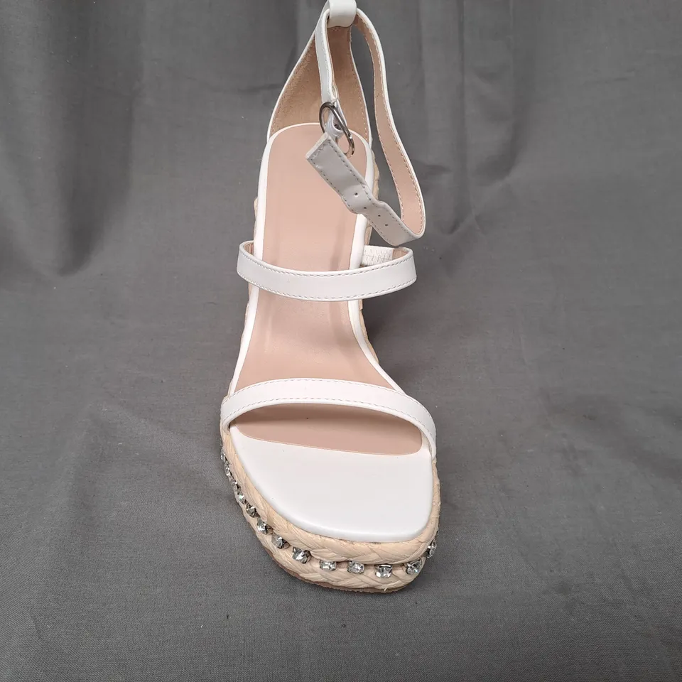 BOXED PAIR OF DESIGNER OPEN TOE HIGH WEDGE SANDALS IN WHITE W. JEWEL EFFECT EU SIZE 37