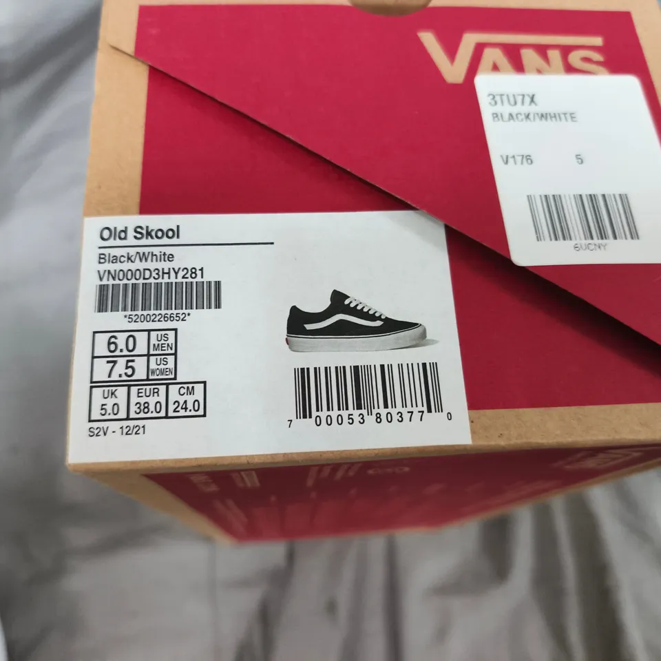 BOXED VANS OLD SKOOL SNEAKERS BLACK/WHITE – UK 5 (US 6) MEN'S