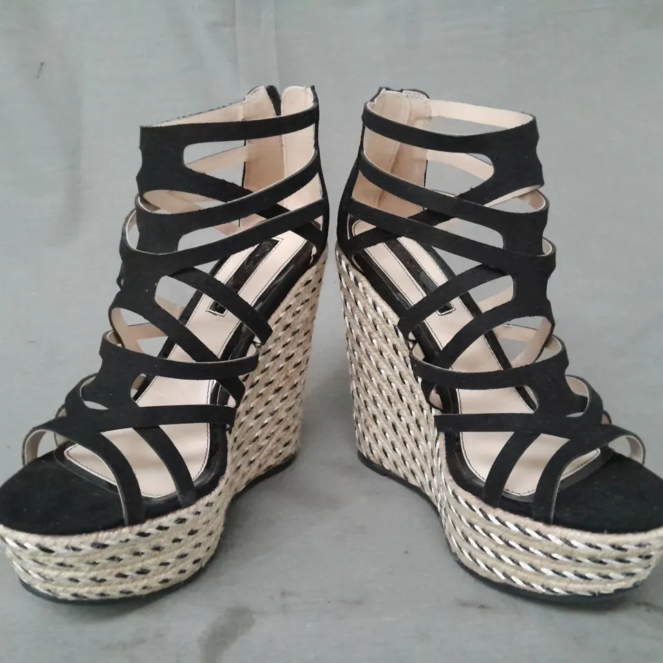 BOXED PAIR OF MISS SELFRIDGE PLATFORM HIGH WEDGE SANDALS IN BLACK UK SIZE 4