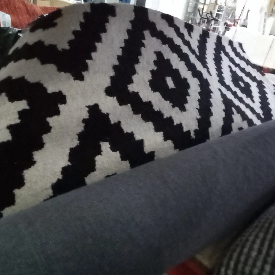 DRUBIN HAND TUFFED WOOL BLACK\WHITE RUG SIZE UNSPECIFIED 